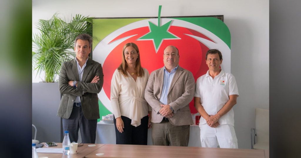 El consejero de Agricultura, Ganadería y Medio Natural, Juan José García, y reafirma el apoyo de la Junta a la innovación agroalimentaria extremeña