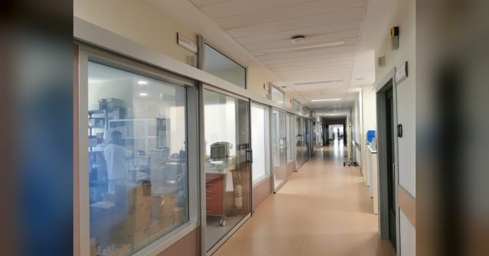 El SES invierte más de 87.500 euros en mejorar la UCI del Complejo Hospitalario Universitario de Cáceres