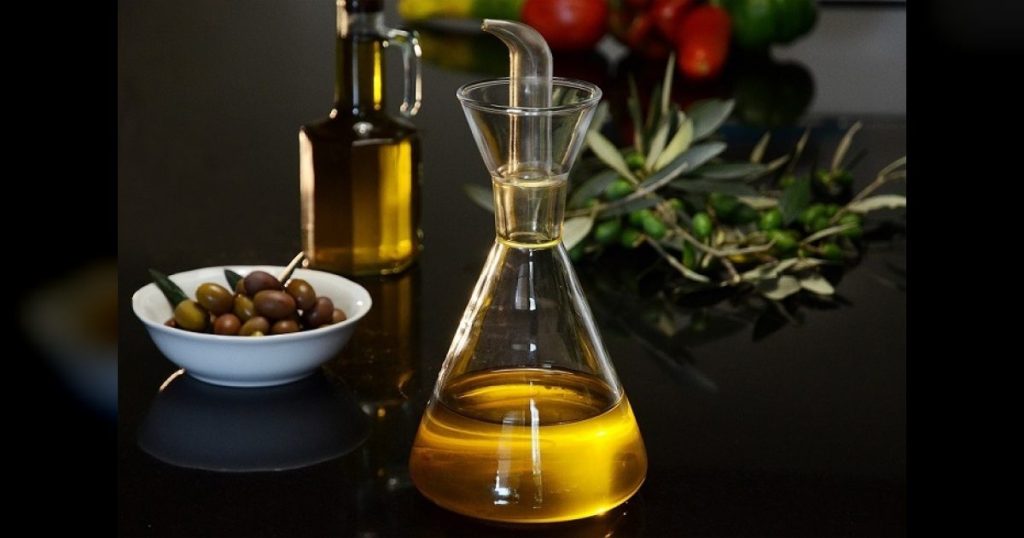 La Consejería de Agricultura pide al Ministerio la revisión y posible suspensión del régimen de perfeccionamiento activo aplicado al aceite de oliva