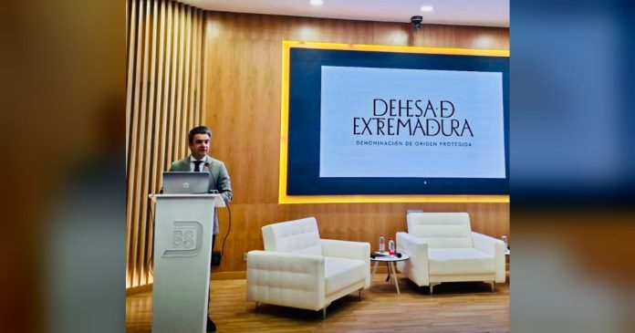 La Consejería de Agricultura refuerza en Zafra su apoyo al modelo de ganadería extensiva y a la DOP Dehesa de Extremadura