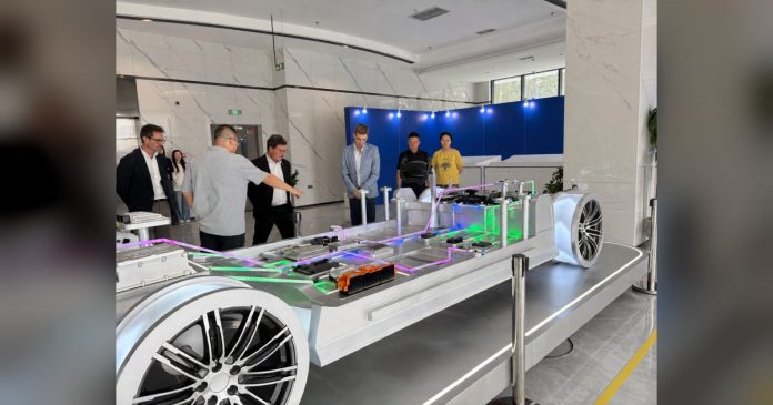La Junta de Extremadura firma un nuevo acuerdo de confidencialidad con una empresa china de sistemas electrónicos