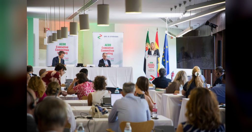 La presidenta de la Junta de Extremadura defiende en Cáceres la importancia de la cooperación transfronteriza ante el futuro de la Política de Cohesión de la UE
