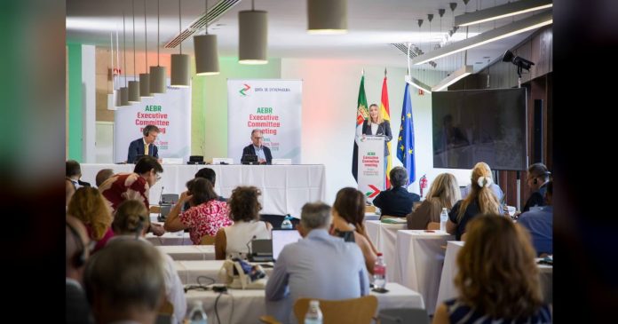 La presidenta de la Junta de Extremadura defiende en Cáceres la importancia de la cooperación transfronteriza ante el futuro de la Política de Cohesión de la UE