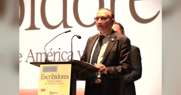 Laureano León inaugura en Cáceres la V edición de Escribidores y define el festival como un espacio entre las dos orillas del Atlántico