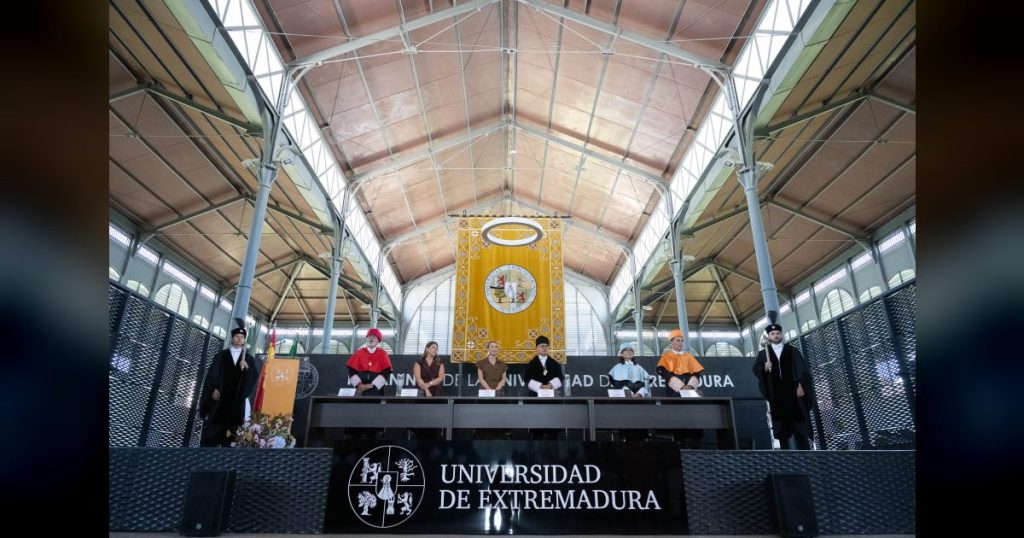 María Guardiola defiende, en el acto de apertura del curso en la UEx, que "construir una vida en Extremadura no suponga ninguna renuncia"