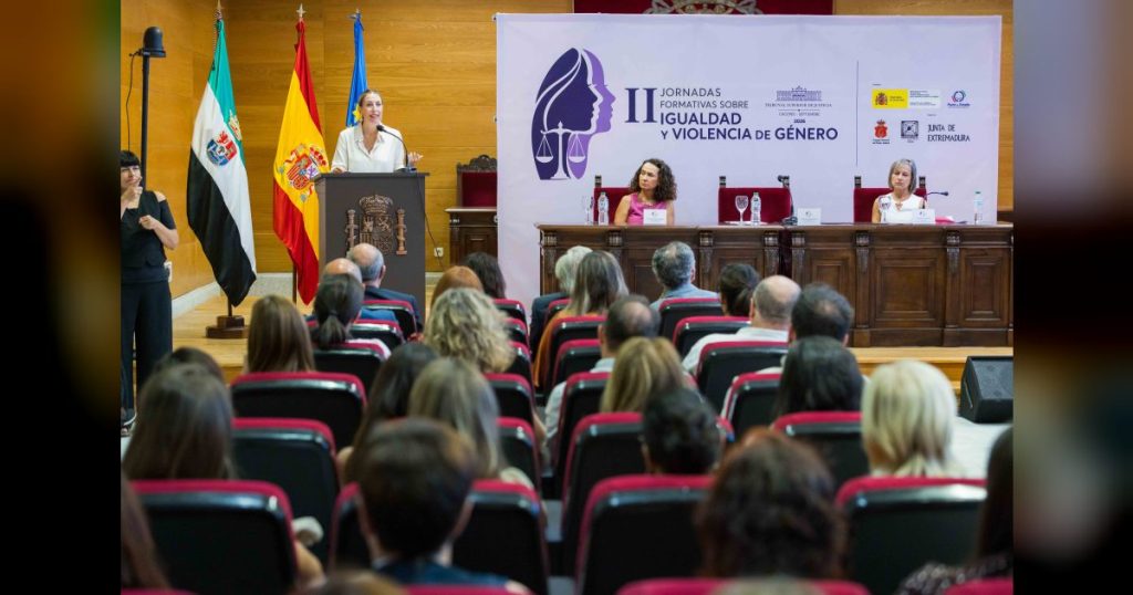 María Guardiola destaca la coordinación y la especialización como claves para reforzar la protección de las mujeres víctimas de violencia de género