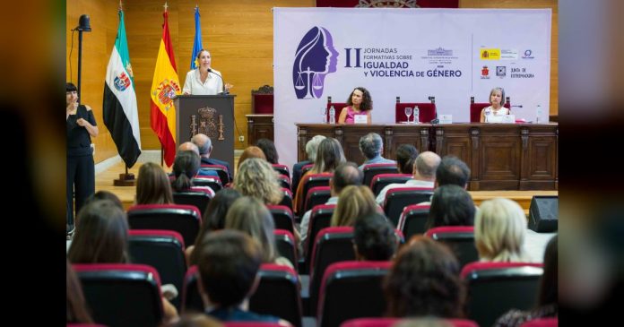 María Guardiola destaca la coordinación y la especialización como claves para reforzar la protección de las mujeres víctimas de violencia de género