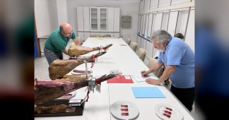 Un total de ocho jueces expertos deciden los seis jamones finalistas al galardón del 'Premio Espiga Jamones Ibéricos DOP Dehesa de Extremadura'