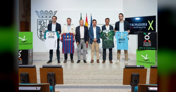 El consejero de Cultura, Turismo y Deportes presenta la campaña Derbis Extremeños de Primera Federación de Fútbol para promocionar la región