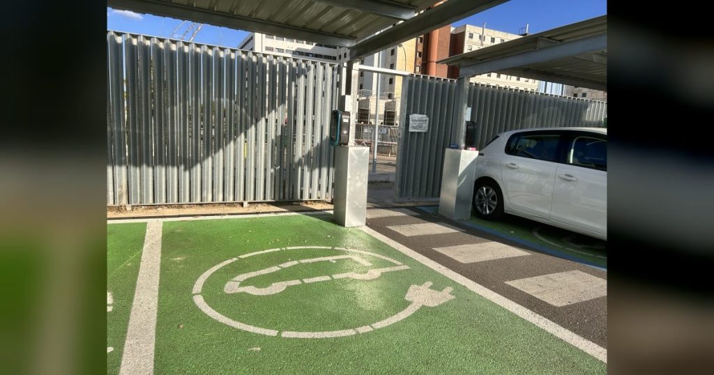 El Hospital Universitario de Badajoz habilita 25 plazas de aparcamiento de recarga para vehículos eléctricos