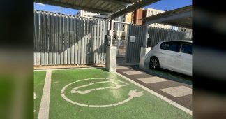 El Hospital Universitario de Badajoz habilita 25 plazas de aparcamiento de recarga para vehículos eléctricos