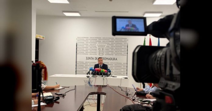 El vicepresidente Óscar Fernández anuncia el recurso de Extremadura al Real Decreto que impone hasta 364 plazas de menores no acompañados en la región