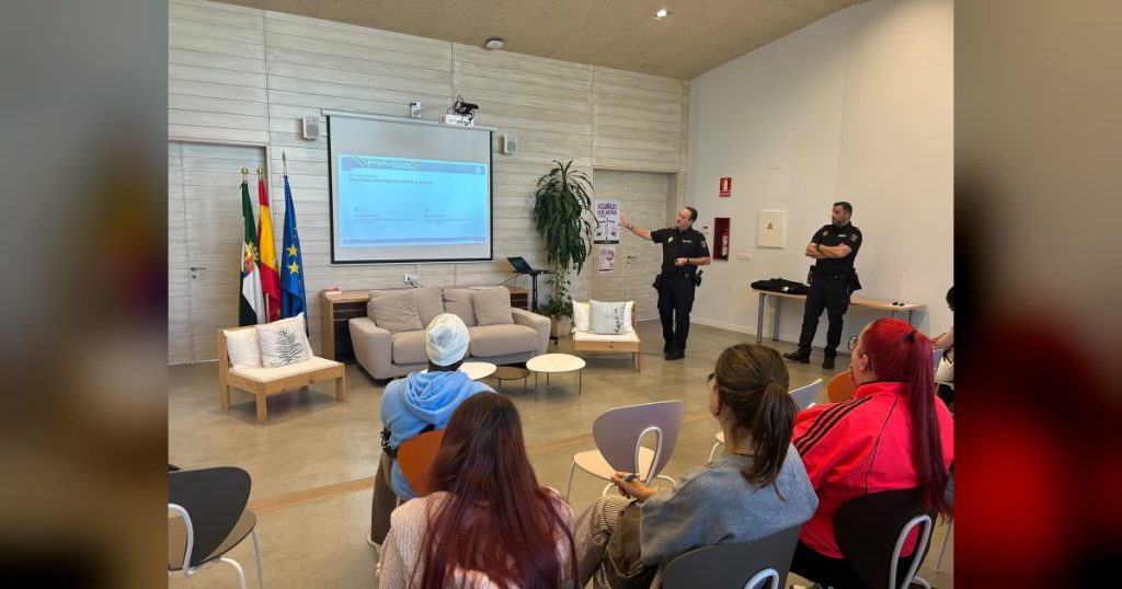 La Casa de la Mujer y del Menor de Badajoz acoge una jornada informativa sobre la app móvil AlertCops dirigida a profesionales y mujeres víctimas de violencia de género