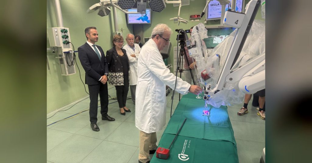 La Junta apoya la incorporación al CCMI 'Jesús Usón' del robot quirúrgico Da Vinci Xi para impulsar la formación y la investigación en cirugía robótica