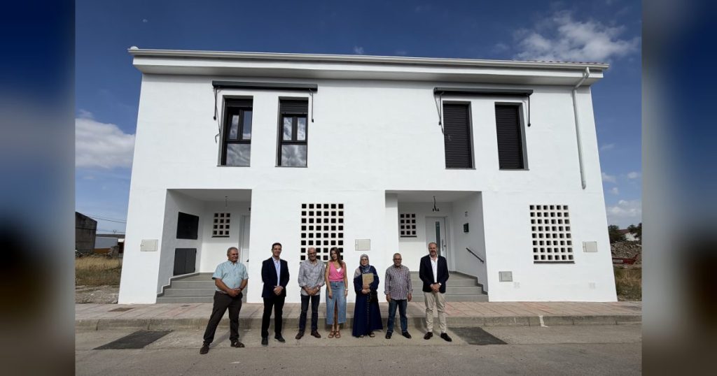 La Junta de Extremadura entrega dos viviendas publicas de nueva construccion en Albala