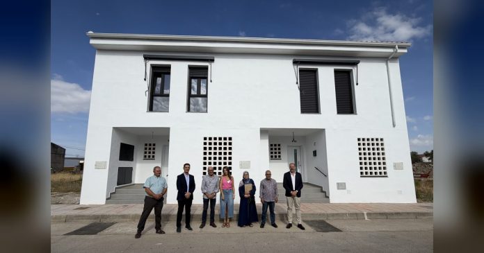 La Junta de Extremadura entrega dos viviendas publicas de nueva construccion en Albala