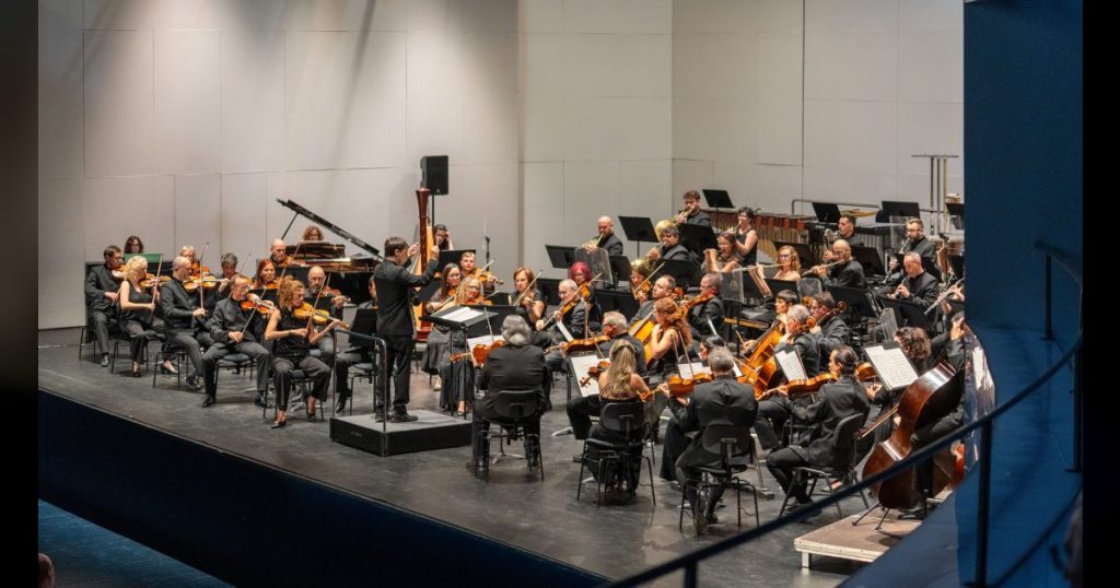 La Orquesta de Extremadura, dirigida por Roberto Forés, interpreta a Benet Casablancas, Alfredo Casella y Johannes Brahms