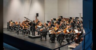 La Orquesta de Extremadura, dirigida por Roberto Forés, interpreta a Benet Casablancas, Alfredo Casella y Johannes Brahms