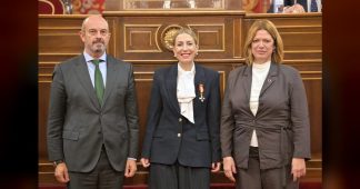 La presidenta a la Junta de Extremadura recibe la Medalla de Honor de la AVT