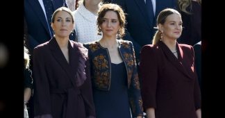 María Guardiola asiste a la celebración de la Fiesta Nacional presidida por Sus Majestades los Reyes junto a Sus Altezas Reales la Princesa de Asturias y la Infanta Doña Sofía