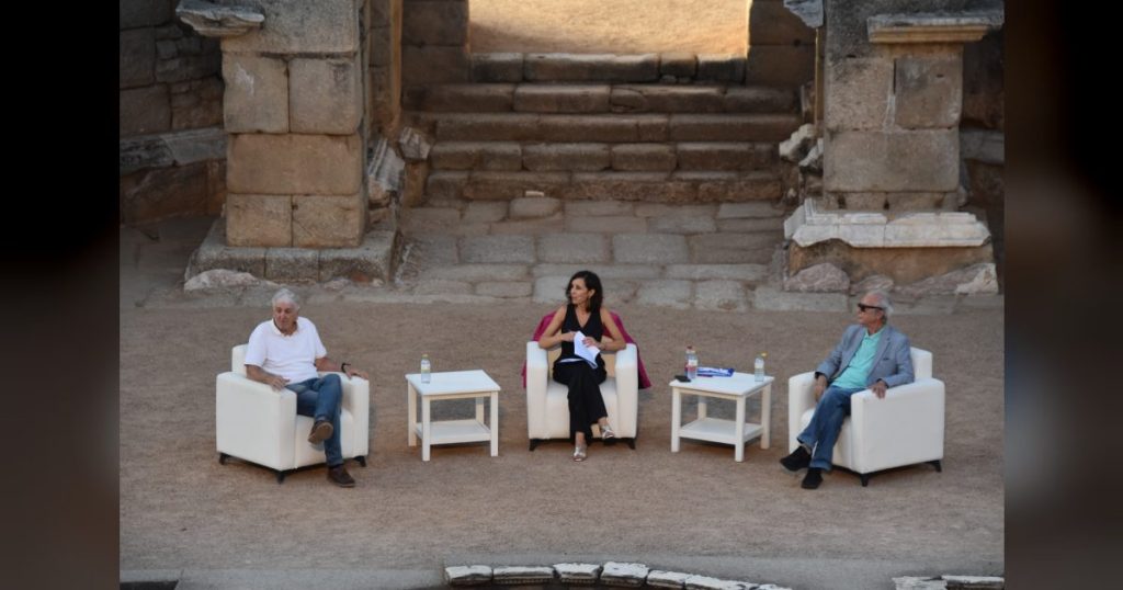 Más de mil personas asisten al encuentro literario con Juan José Millás y Juan Luis Arsuaga en el Teatro Romano organizado por el Plan de Fomento de la Lectura