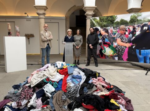 La sala de exposiciones Santa Clara de Mérida acoge la muestra ‘Arkeología de la moda’ de la artista extremeña Carmen Palop