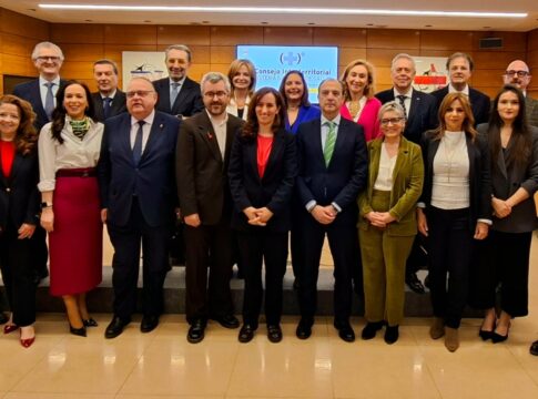 Gª Espada, junto al resto de consejeros, propone una mediación entre el Ministerio y el comité de huelga y solicita la dimisión de la ministra si no es capaz de desbloquear el conflicto