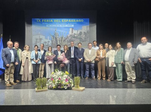 Guillermo Santamaría inaugura la IX Feria del Espárrago de Burguillos del Cerro y destaca su arraigo y proyección como motor gastronómico y turístico