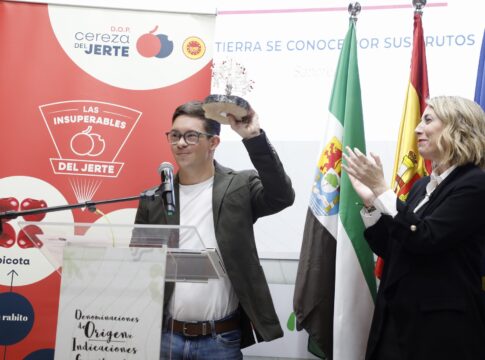 María Guardiola visita Salón Gourmets y entrega el Premio a la Excelencia Picota del Jerte 2026 a Guillermo Gracia