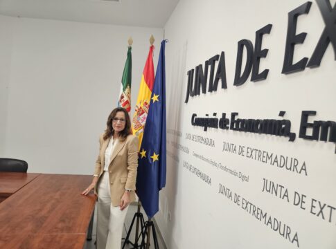 Extremadura lidera la bajada de paro en el último año y es la segunda donde más crece el empleo
