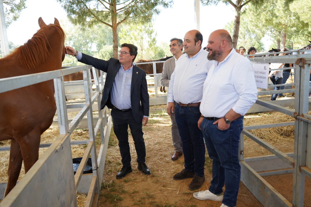 El consejero Santamaría destaca la contribución del Rodeo y la Feria de Muestras de Zahínos a la actividad comercial en el entorno rural