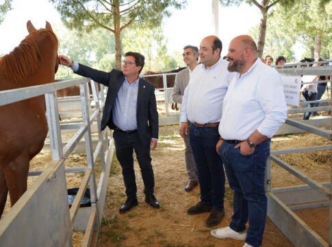 El consejero Santamaría destaca la contribución del Rodeo y la Feria de Muestras de Zahínos a la actividad comercial en el entorno rural