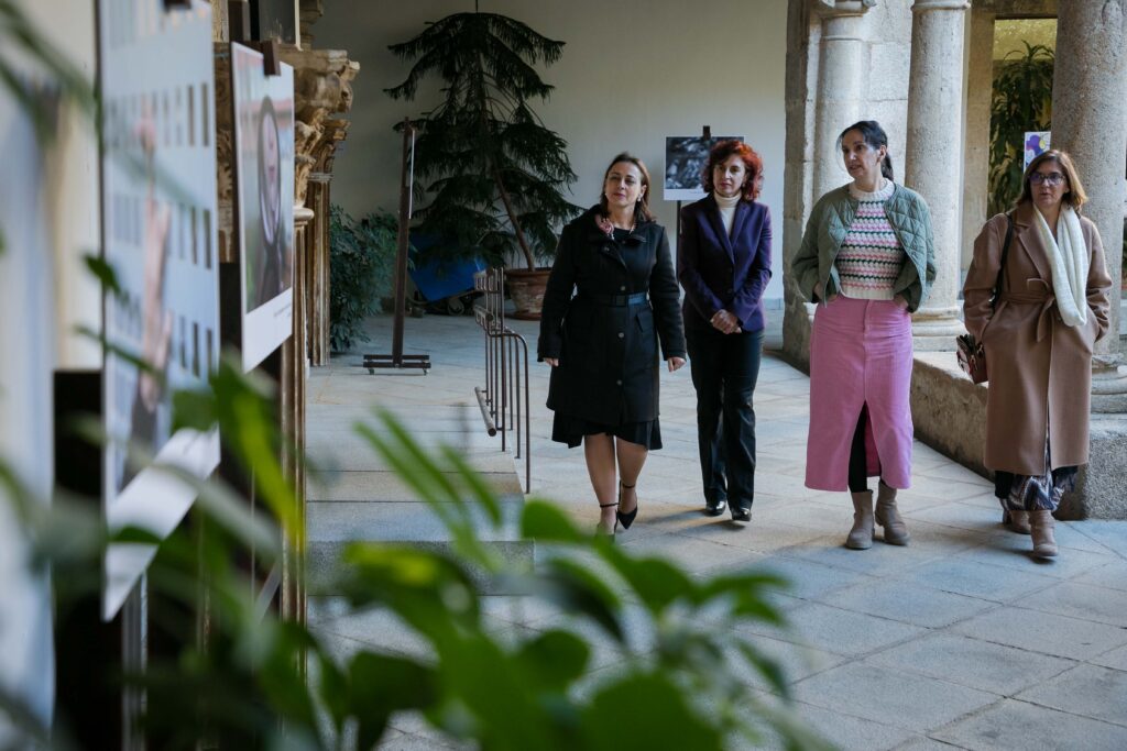 La exposición fotográfica ‘Siendo hermanas, somos invencibles’ pretende visibilizar la realidad de las víctimas de violencia de género
