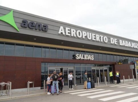 Aena rechaza la petición de la Junta de Extremadura de mejorar el sistema antiniebla del aeropuerto de Badajoz