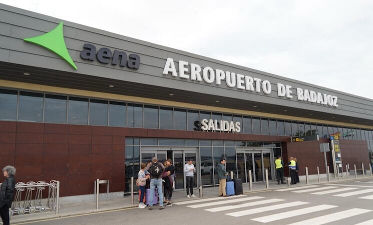 Aena rechaza la petición de la Junta de Extremadura de mejorar el sistema antiniebla del aeropuerto de Badajoz