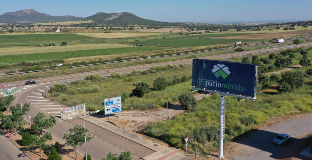 La Junta de Extremadura autoriza a Oeste Digital el uso de canalizaciones de telecomunicaciones en Expacio Mérida para reforzar la conectividad