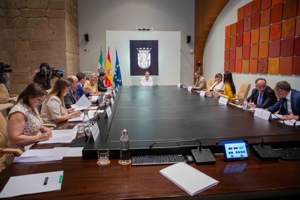 La Junta de Extremadura invierte 2 millones de euros en las comunicaciones del INFOEX para mejorar la lucha contra incendios