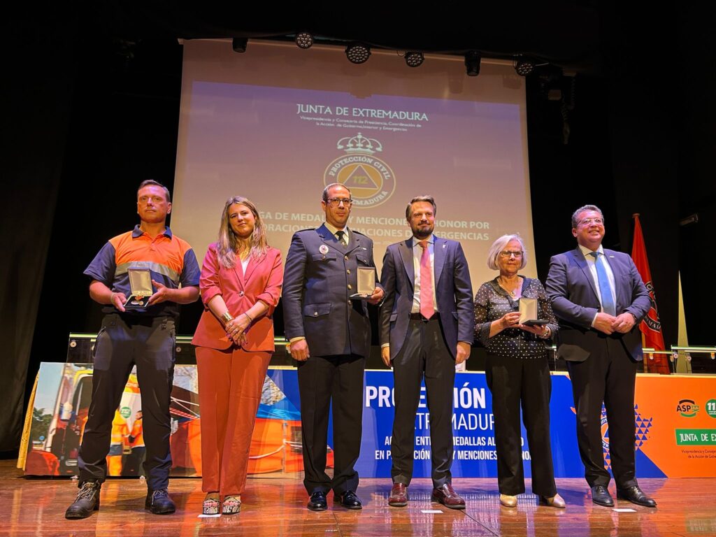 La Junta de Extremadura reconoce la labor de voluntarios de Protección Civil en Fuentes de León