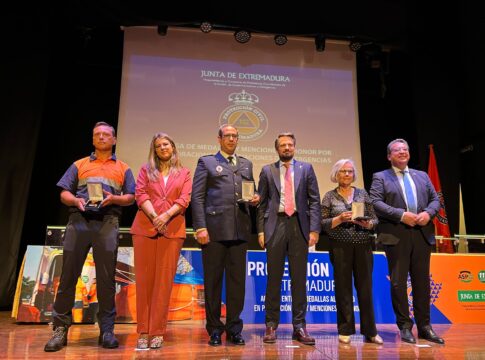 La Junta de Extremadura reconoce la labor de voluntarios de Protección Civil en Fuentes de León