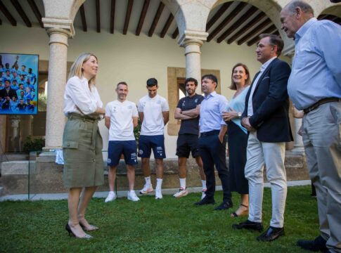 La presidenta María Guardiola recibe al CD Coria tras su ascenso a Primera Federación
