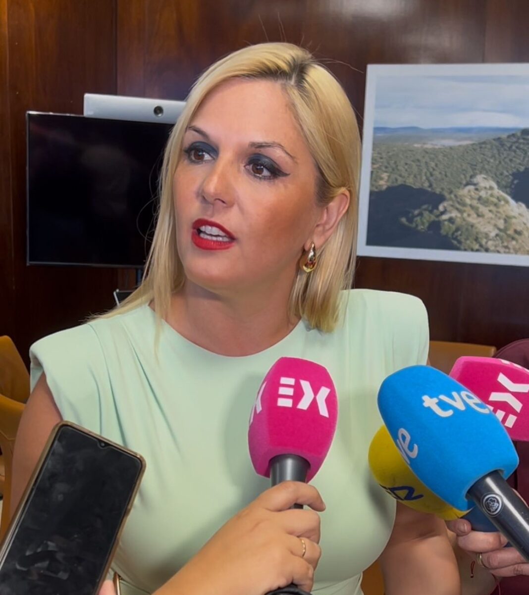 La consejera de Hacienda pregunta al ministro Arcadi España por qué Extremadura deja de recibir 12,3 millones de euros con la actualización de las entregas a cuenta