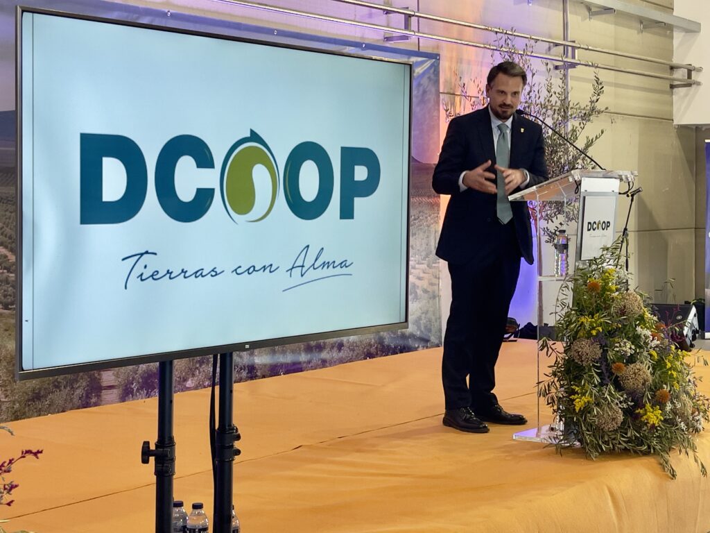 Abel Bautista destaca el crecimiento del sector olivarero extremeño al inaugurar la nueva almazara de DCOOP
