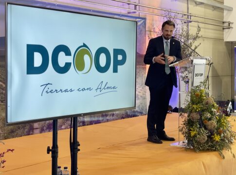 Abel Bautista destaca el crecimiento del sector olivarero extremeño al inaugurar la nueva almazara de DCOOP