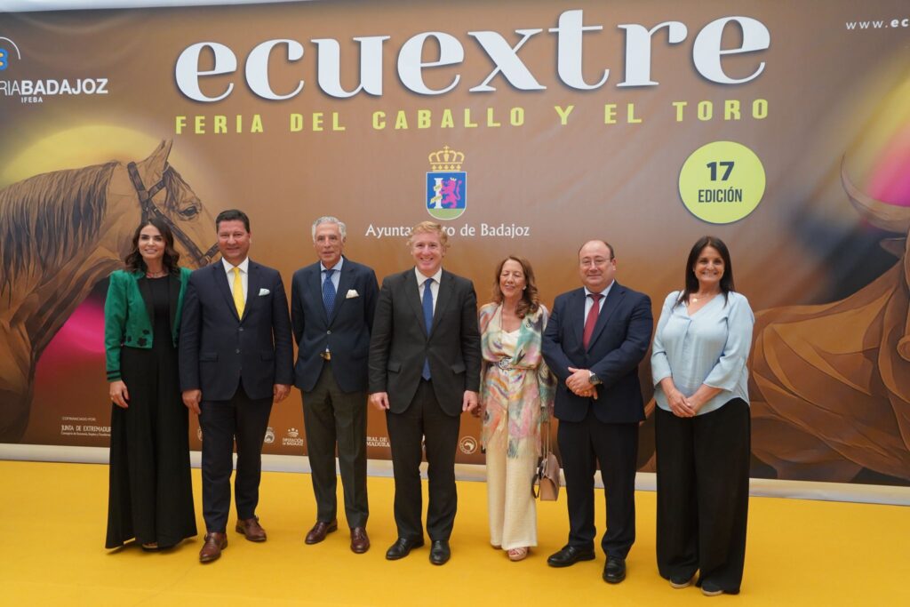 El consejero de Agricultura anuncia ayudas y proyectos para proteger y preservar la tauromaquia y el sector equino en la región