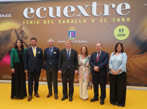 El consejero de Agricultura anuncia ayudas y proyectos para proteger y preservar la tauromaquia y el sector equino en la región