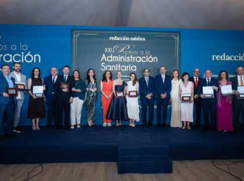 La presidenta de la Junta de Extremadura recibe un reconocimiento en los XXI Premios a la Administración Sanitaria y defiende una gestión basada en la estabilidad, la inversión y el apoyo a los profesionales