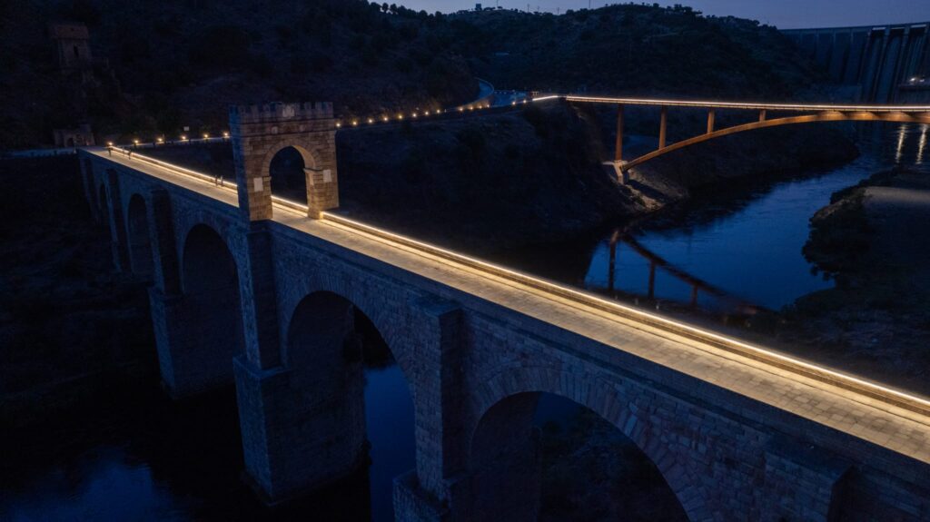 Alcántara estrena su pasarela peatonal, un nuevo recorrido a pie junto al puente romano