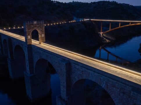 Alcántara estrena su pasarela peatonal, un nuevo recorrido a pie junto al puente romano