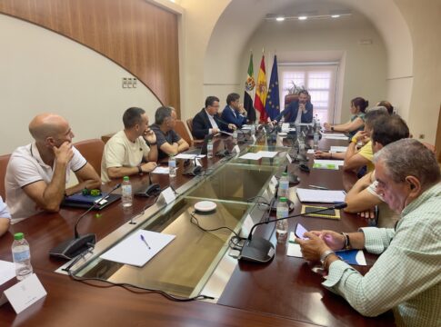 La Junta y los sindicatos del Infoex acuerdan avanzar en la negociación de mejoras para el colectivo