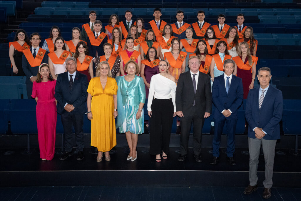 La presidenta de la Junta destaca el talento de los jóvenes graduados y reivindica una Extremadura que genere oportunidades para desarrollar su futuro
